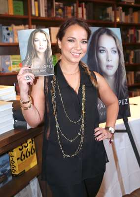 Adamari López presenta su libro "Viviendo" en una librería de Miami