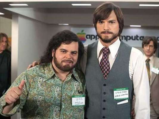 A página oficial no Facebook do longa 'jOBS', que conta a história do fundador da Apple, Steve Jobs, divulgou duas novas fotos da produção, com estreia nos cinemas prevista para este ano. Nas imagens, o ator aparece contracenando com Josh Gad, que dá vida a Steve Wozniack no filme