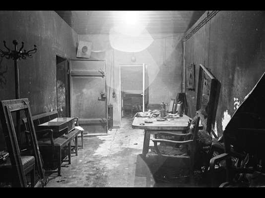 Pouco depois da tomada de Berlim que selou o fim da Segunda Guerra mundial (1938-1945), o repórter fotográfico da revista 'Life' William Vandivert obteve acesso ao bunker secreto em que Adolf Hitler, passou seus últimos dias ao lado de sua mulher, Eva Braun. Agora, novas fotos da visita de Vandivert vêm a público e mostram detalhes do local onde o líder nazista sacou a própria vida enquanto as tropas dos Aliados avançavam sobre o coração do império com o qual sonhara
