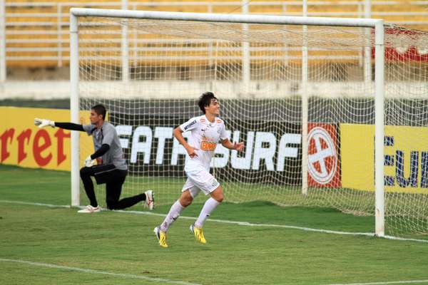 O Santos, de Léo Cittadini, garantiu nesta quinta-feira a vaga para as quartas de final da Copa São Paulo de juniores. Em Jaguariúna, a equipe praiana eliminou o Grêmio Osasco por 4 a 3 nos pênaltis, após empate por 1 a 1 no tempo normal