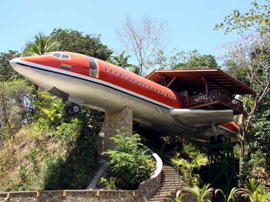 Suíte dentro de um aeromodelo Boeing 727 proporciona uma sensação incrível de se hospedar nas alturas