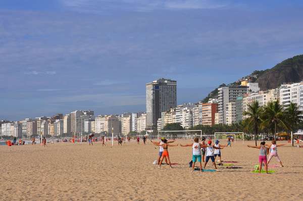 O rico litoral brasileiro oferece uma quantidade incrível de praias para curtir durante o verão, sejam elas urbanas ou escondidas no meio da natureza. O Terra selecionou 30 praias do Brasil para relaxar durante os meses mais quentes do ano. Copacabana, RJ: mais mítica das praias cariocas, Copacabana simboliza como poucos lugares a essência do Rio de Janeiro. Com 2,6 km de extensão, a praia recebe milhares de locais e turistas durante os dias ensolarados da Cidade Maravilhosa