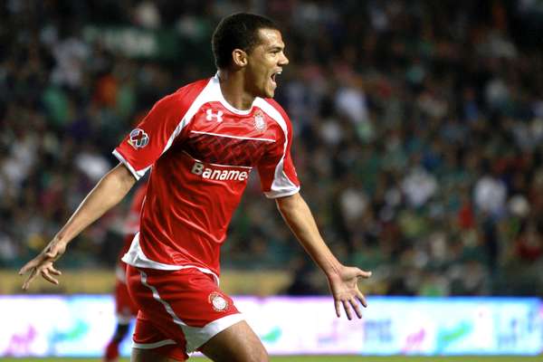 Con goles de Édgar Benítez y Lucas Silva, Toluca derrotó a domicilio 2-1 a León, el único gol esmeralda fue anotado por el uruguayo Matías Britos.