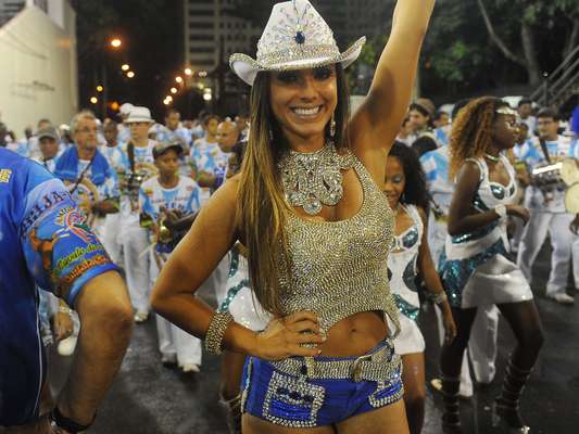 A modelo Nicole Bahls foi um dos destaques da Beija-Flor no ensaio na Sapucaí