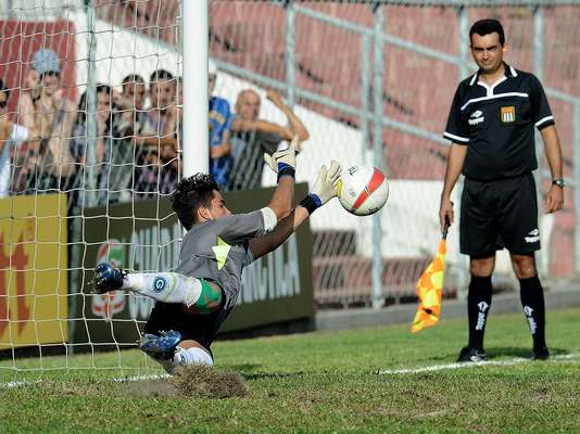 Com grande atuação do goleiro Paulo Henrique, Goiás vence Bahia nos pênaltis e avança à final da Copa São Paulo 2013