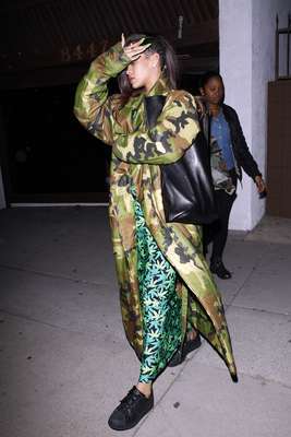 Rihanna tenta esconder o rosto ao sair do estúdio separadamente de seu ex-companheiro Chris Brown. Se eles estão juntos ou apenas fazendo um trabalho em conjunto, não importa, o que pegou mesmo foi esse vestido com estampa que remete à folha de maconha, usado junto com um casaco camuflado e tênis preto. Muita informação