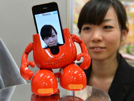 O robô japonês da fabricante Tomy é um brinquedo que toca as músicas no iPhone