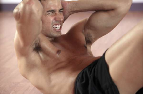 Para tonificar e fortalecer a musculatura abdominal, o professor de educação física Bruno Mantovani, da Bio Ritmo Academia, recomenda realizar três exercícios, três vezes por semana em dias alternados