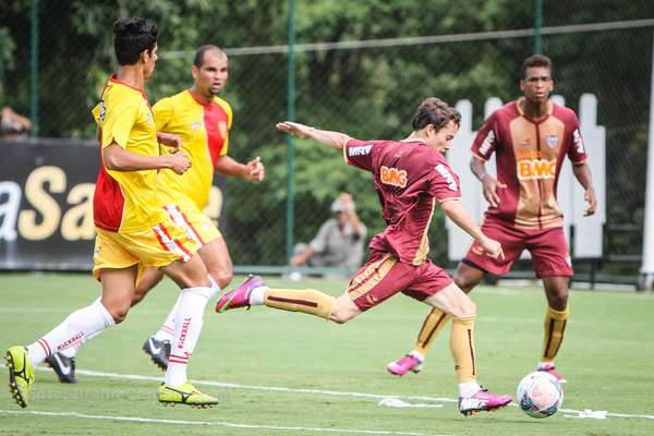 Atlético-MG venceu o segundo jogo-treino da pré-temporada por 4 a 0 contra o Minas Futebol, de Sete Lagoas. Quando os titulares estiveram em campo, o resultado ficou 2 a 0, gols do volante Rosinei e do atacante Jô; reservas fizeram mais dois, com Morais e Leleu