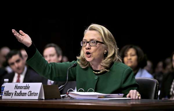 El pasado 11 de septiembre de 2012 el embajador de Estados Unidos en Libia, Chris Stevens, y otros tres estadounidenses murieron en dos ataques terroristas. Ante los cuestionamientos sobre las causas de lo sucedido y las incongruencias en las declaraciones inciales por parte del gobierno, la secretaria de Estado, Hillary Clinton, tuvo que responder al Senado sobre por qué no se tomaron medidas para evitarlo y por qué no se dijo de inmediato que había sido un ataque terrorista.