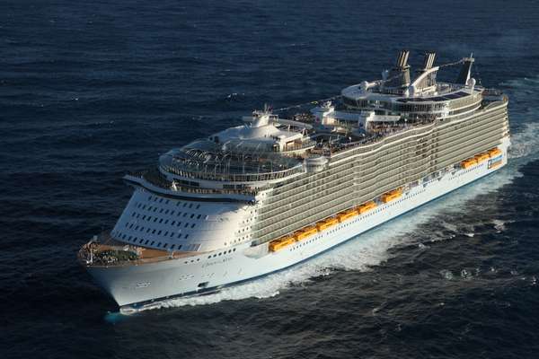 1º) Oasis of the Seas, da Royal Caribbean International -Inaugurado em 2009 e com capacidade para 5,4 mil passageiros, o Oasis of the Seas é um dos maiores navios de cruzeiro já construído. O transatlântico é considerado uma revolução no design, e a revista destaca a existência de um teatro ao ar livre, o AquaTheater. A publicação também chama atenção para um corredor ao ar livre em toda a extensão do Oasis e o simulador de surf indoor