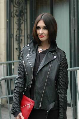 A atriz Paz Vega prestigiou o desfile da grife de Jean Paul Gaultier nesta quarta-feira (23)