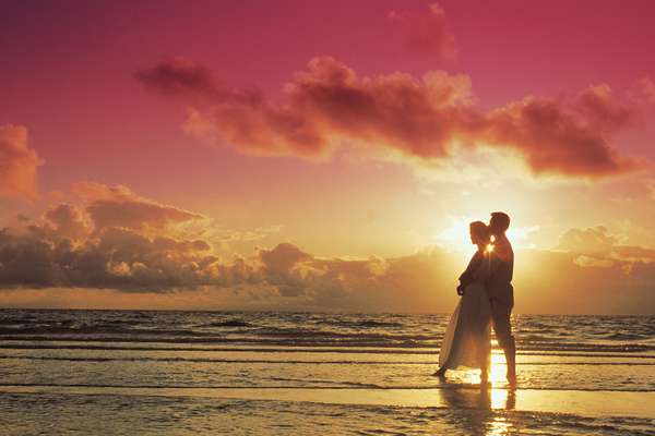 Aunque también tiene sus efectos secundarios adversos como desengaños, infidelidades, dependencias o celos, el amor puede considerare como un eficaz remedio, antídoto y vacuna para infinidad de males y dolores, del cuerpo y el alma. El amor influye directamente en la salud de nuestro corazón, ya que reduce los riesgos de padecer enfermedades cardiovasculares y contribuye, de esta forma, a alargar la esperanza de vida, según la Fundación Española del Corazón (FEC). Vea algunos beneficios del amor para la salud: