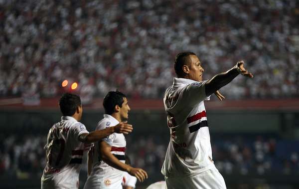 Sao Paulo abrió su participación en la Copa Libertadores con una goleada de 5-0 sobre el Bolívar. Aquí celebra Luis Fabiano uno de sus dos goles de la noche.