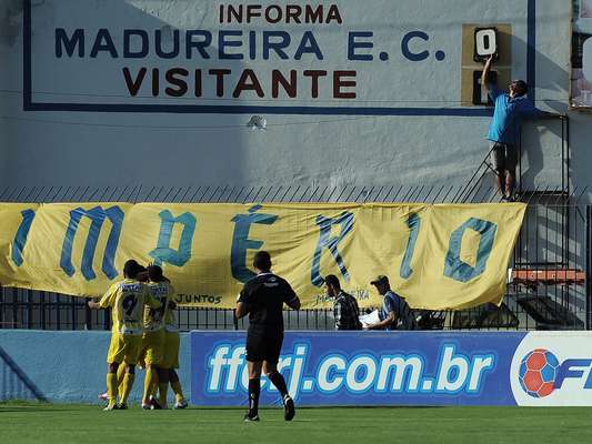 Volta do Flamengo a Conselheiro Galvão após oito anos traz à tona a nostalgia de futebol em "preto e branco", com a mescla entre o amadorismo do acanhado estádio e o contato direto do torcedor na arquibancada com os jogadores no gramado. Acompanhe, em detalhes nas imagens, como foi a passagem do clube rubro-negro pelo estádio do Madureira, no empate por 1 a 1, nesta quarta-feira