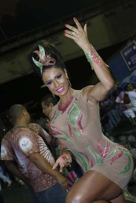 Rainha de bateria da Mangueira não mede esforços para se manter linda e desfilar pela sua escola do coração