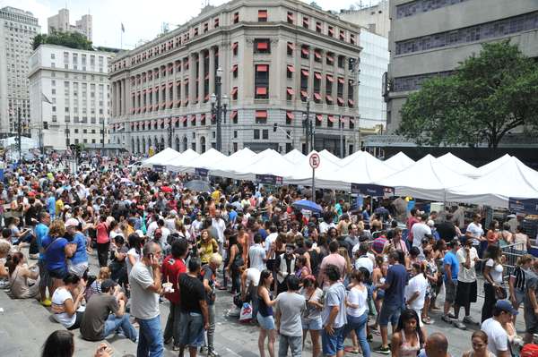 A 3ª edição do Chefs na Rua, que acontece a partir desde as 14h desta sexta-feira (25) em frente ao Theatro Municipal, atraiu centenas de pessoas para a região do centro de São Paulo