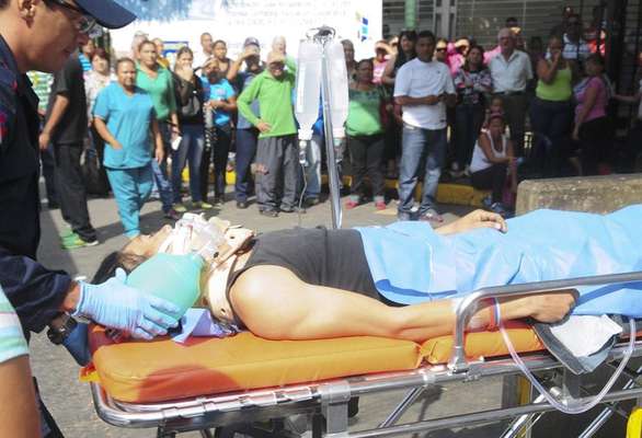 Al menos 54 personas murieron y otras 80 resultaron heridas en un motín registrado en la cárcel venezolana de Uribana, en el oeste del país, tras una inspección hecha este viernes por las autoridades, dijo a Efe el director del Hospital Central de Barquisimeto, Ruy Medina, encargado de atender la emergencia. "La información que tenemos es que hubo 54 fallecidos", señaló el doctor al apuntar que 12 de ellos murieron en el hospital.