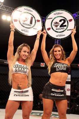 Rainha da bateria da Gaviões da Fiel, Tati Minerato (à dir.), atuou como ring girl ao lado da garota da placa oficial do Jungle Fight, Geisa Vitorino, na primeira edição da competição em 2013