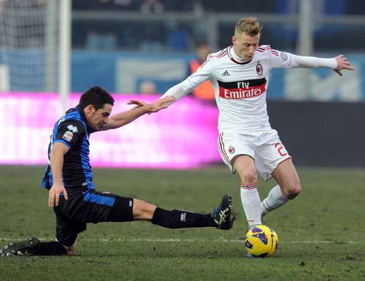 Ignazio Abate se anticipa a un rival.