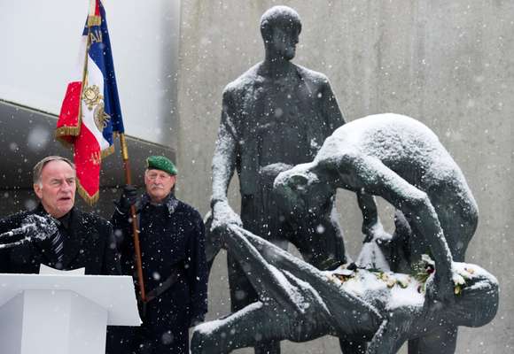 Na Alemanha, Gunter Fritsch (à esq.), presidente do parlamento do estado de Brandenburg, discursou no memorial no antigo campo de concentração nazista de Sachsenhausen, em Oranienburg, próximo a Berlim. Uma cerimônia homenageou as vítimas do Holocausto, neste domingo