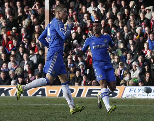 Muito criticado no Chelsea, Fernando Torres salvou a equipe londrina de vexame ao marcar gol de empate contra o Brentford, no fim da partida