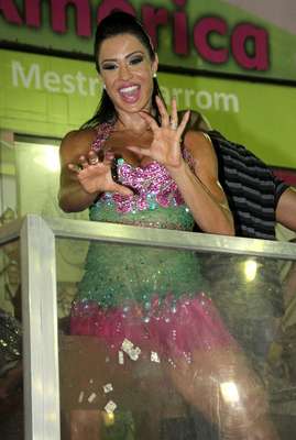 Gracyanne Barbosa mostrou samba no pé durante ensaio na quadra da Mangueira, na noite do último sábado (26). A mulher do cantor Belo foi eleita "a mais bela rainha de todos os tempos" e foi homenageada por fãs