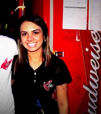 Michele - com a camisa da Boate Kiss, onde chegou a trabalhar -, pediu ajuda pelo Facebook antes de morrer no incêndio