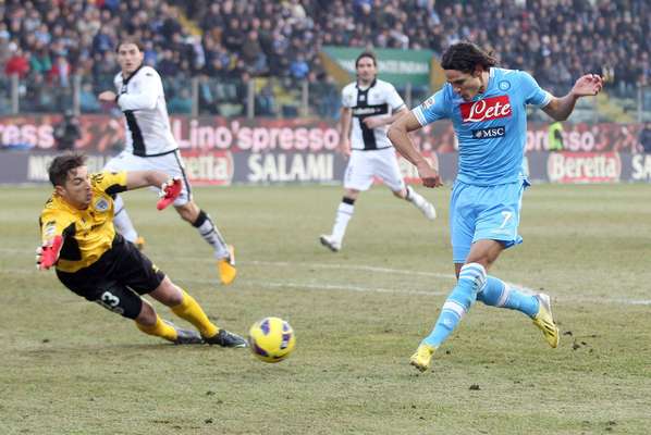 Após a Juventus empatar por 1 a 1 com o Genoa neste último sábado, o Napoli entrou em campo diante do Parma, neste domingo, no Estádio Ennio Tardini, sabendo que poderia diminuir sua desvantagem em relação à líder do Campeonato Italiano. Em busca do título, o time comandado pelo treinador Walter Mazzarri aproveitou a oportunidade e triunfou por 2 a 1 diante do adversário. Aos 40min do segundo tempo, Cavani (à dir.) marcou o gol da importante vitória do Napoli