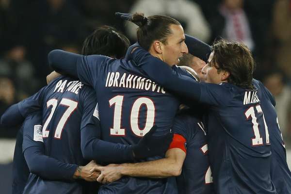 O Paris Saint-Germain contou com um gol contra neste domingo para vencer o Lille por 1 a 0 e sustentar a primeira colocação do Campeonato Francês