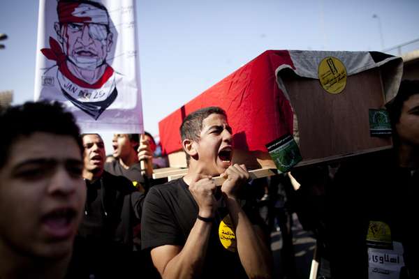 11 de janeiro de 2012: No Cairo, manifestantes saem às ruas para lembrar um ano da queda do presidente Hosni Mubarak, que ficou no poder por 30 anos