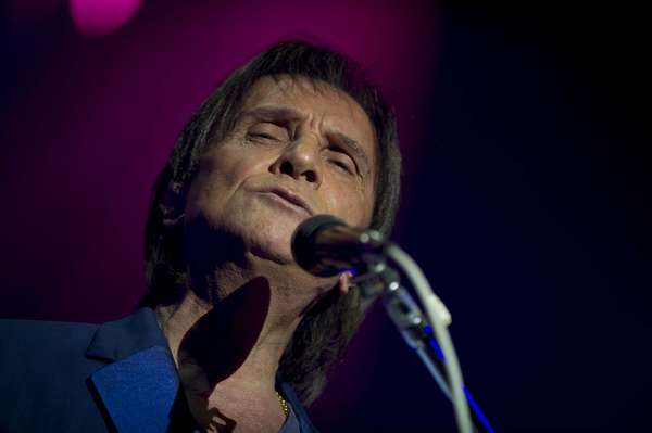 Roberto Carlos é o cara e está mais do que comprovado. Música como sucesso absoluto de novela em horário nobre, shows sempre lotados, cruzeiros marítimos super disputados, e aos 72 anos, depois de escrever dezenas de canções sobre seu tema preferido, ainda não se sente plenamente satisfeito