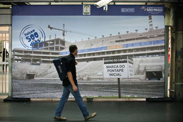 Um painel instalado na estação Corinthians/Itaquera do metrô destaca as obras da Arena Corinthians, estádio que receberá a abertura da Copa do Mundo de 2014