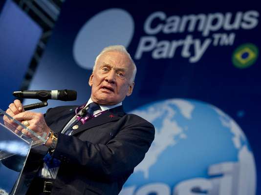 O astronauta Buzz Aldrin, um dos primeiros homens a pisar na superfície da Lua, conversou com participantes da Campus Party Brasil 2013 no palco principal do evento na tarde desta terça-feira