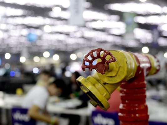 Bombeiros civis sinalizaram na manhã de segunda-feira pontos de atenção no piso da arena do Anhembi Parque, que recebe novamente neste ano a Campus Party Brasil