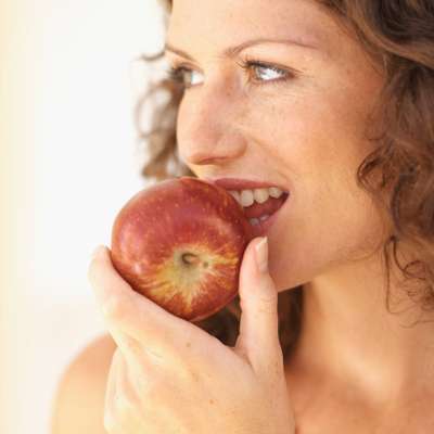 SuperalimentosOs chamados superalimentos têm milhares de vitaminas, minerais e nutrientes que combatem doenças. O site Health.com listou 17 deles, para que você possa reorganizar suas refeições com escolhas alimentares mais inteligentes. Confira a seguir.Maçã - Por que ela é super: a maçã é uma fruta rica em pectina, uma fibra solúvel que ajuda no combate à pressão alta, reduz o colesterol e diminui o risco de câncer de mama e do cólon. Também é associada à diminuição da gravidade dos diabetes. Dica: tente acrescentar algumas fatias de maçã ao seu sanduíche preferido, ou misture entre as verduras, com nozes tostados e uma deliciosa salada. Como existem muitos tipos de maçã, você nunca vai enjoar e pode usar variações na sua dieta