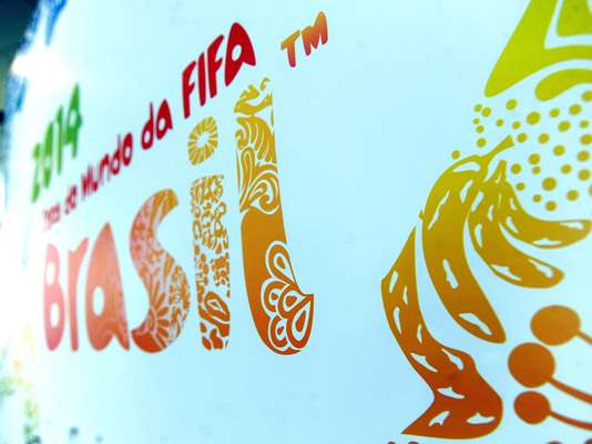 A Fifa e o Comitê Organizador da Copa divulgaram nesta quarta-feira o cartaz oficial da Copa do Mundo de 2014. Confira detalhes do pôster, que contém duas pernas de jogadores (um delas lembrando o cartaz da Copa de 1950), criando um contorno que define o mapa do Brasil recheado de elementos brasileiros: