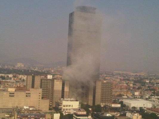 El vocero de Petróleos Mexicanos, Francisco Montaño, confirmó que una explosión provocó daños en la planta baja y en el mezzanine de sus oficinas administrativas ubicadas en la Colonia Nueva Anzures de esta capital, lo que causó lesiones a algunos trabajadores y la evacuación del personal.