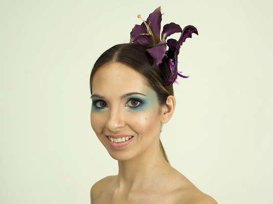 A base das duas maquiagens criadas pelo make up artist Marcelo Marques é a mesma. A primeira produção é mais simples, ideal para quem vai curtir a folia em um bloco, por exemplo, e a segunda é uma opção mais elaborada para quem pretende pular o Carnaval em um baile