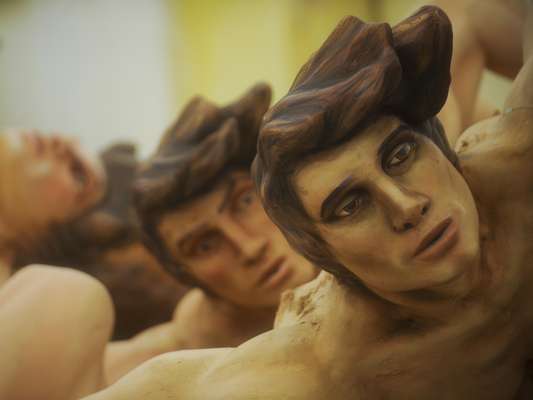A Acadêmicos do Grande Rio promete um desfile repleto de tecnologia para o Carnaval 2013. Nas imagens, funcionários trabalham no barracão da escola