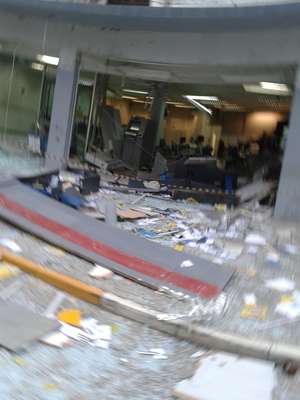 Pelo menos cinco assaltantes explodiram agência do Banco do Brasil em Vidal Ramos, SC, na madrugada desta sexta-feira