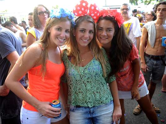 O bloco de rua Simpatia É Quase Amor arrastou uma multidão pelas ruas de Ipanema, na zona sul do Rio de Janeiro, na tarde deste sábado (2), levando os foliões à loucura no pré-Carnaval carioca. A previsão da RioTur é que cerca de 80 mil pessoas tenham acompanhado a agremiação