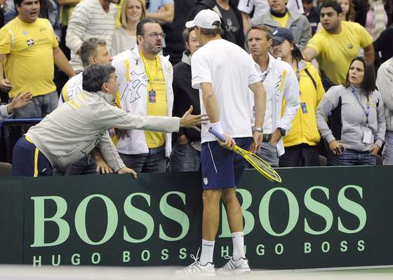 Em jogo marcado por provocações, Brasil venceu Estados Unidos no confronto de duplas da Copa Davis e garantiu sobrevida da equipe na competição