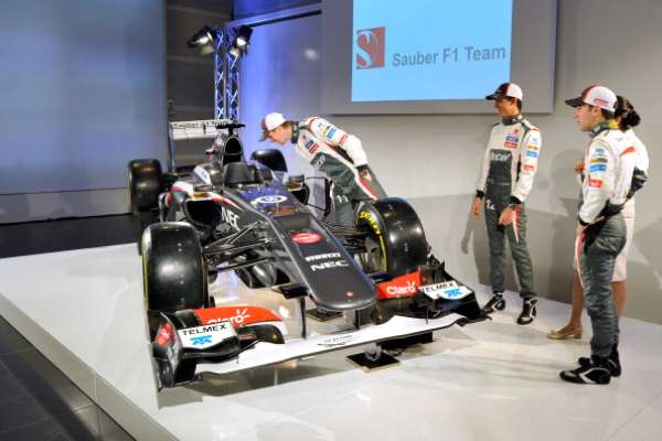 La escudería Sauber de Fórmula Uno presentó este sábado en la localidad suiza de Hinwil su nuevo monoplaza para 2013, el Sauber C32-Ferrari, mejorado en su diseño, y con el que competirá la próxima temporada con sus dos nuevos pilotos, el alemán Nico Hülkenberg y el debutante mexicano Esteban Gutiérrez.