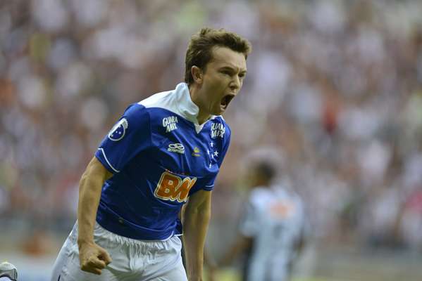 Com gol de Dagoberto, o Cruzeiro segurou a pressão do Atlético-MG para vencer o primeiro clássico no novo Mineirão