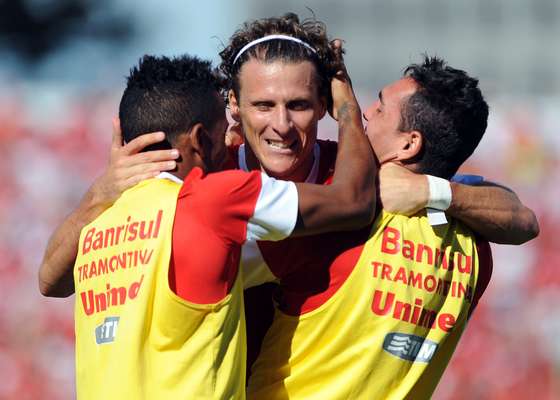 Com gol de Forlán, o Inter venceu o primeiro clássico com Dunga como treinador ao passar pelos reservas do Grêmio por 2 a 1, em Erechim