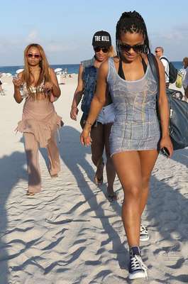 Christina Milian fue captada por los paparazzi en su llegada a una playa de Miami.
