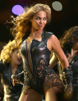 O tradicional show de intervalo do Super Bowl contou com apresentação da cantora Beyoncé Knowles, que cantou seus sucessos no palco armado no gramado do Superdome, arena de Nova Orleans que recebe a final da NFL. A estrela aproveitou para trazer à apresentação suas ex-colegas de Destiny's Child, Kelly Rowland e Michelle Williams, cantando músicas do grupo. Confira a seguir mais imagens do espetáculo