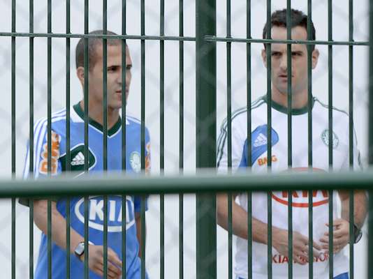 À espera de detalhes para acertar contratação, meia Ronny já treina entre os jogadores do Palmeiras