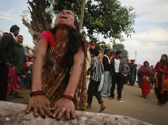 Devotos hindúes que creen estar poseídos por espíritus malignos dan gritos y quedan en estado de trance en el templo de Guru Maharaj Deoji en Maljpur, India. Esta ciudad en el estado de Madhya Pradesh celebra una feria en la que da la bienvenida a gente de todas partes de la India para que sean exorcizados. Los supuestos poseídos, generalmente, son mujeres traídas por parientes. El ritual indica que la persona que será exorcizada debe dar vueltas corriendo alrededor del jardín del templo para confundir al "fantasma" y luego deben ser golpeados con una escoba para debilitar al espíritu maligno.